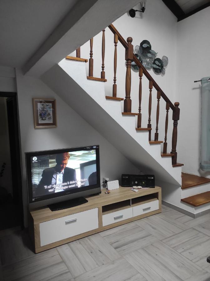 Obiteljska Kuca Za Odmor Futura Villa Milna  Buitenkant foto