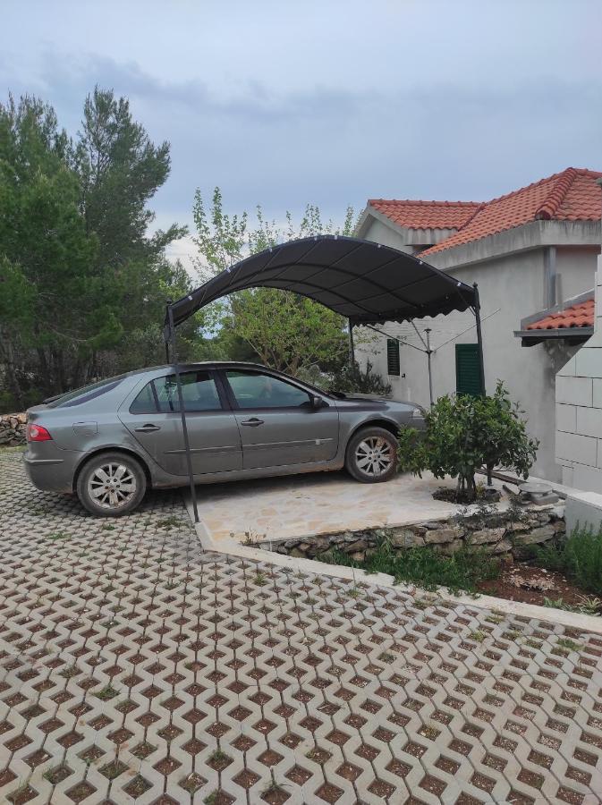 Obiteljska Kuca Za Odmor Futura Villa Milna  Buitenkant foto