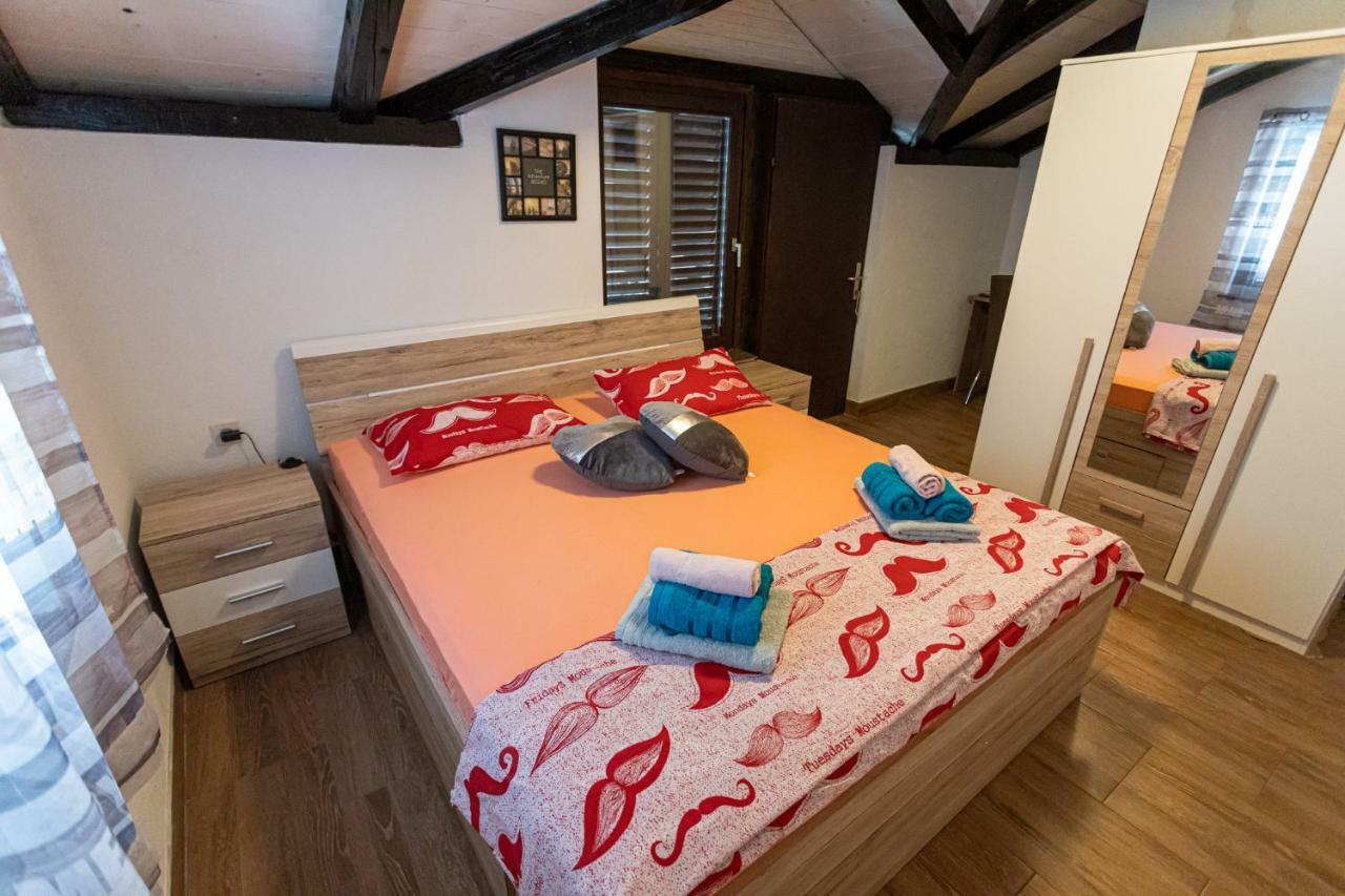 Obiteljska Kuca Za Odmor Futura Villa Milna  Buitenkant foto