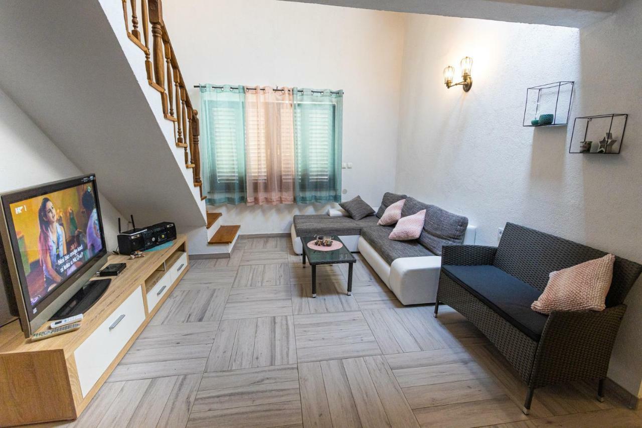 Obiteljska Kuca Za Odmor Futura Villa Milna  Buitenkant foto