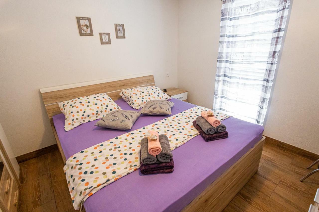 Obiteljska Kuca Za Odmor Futura Villa Milna  Buitenkant foto