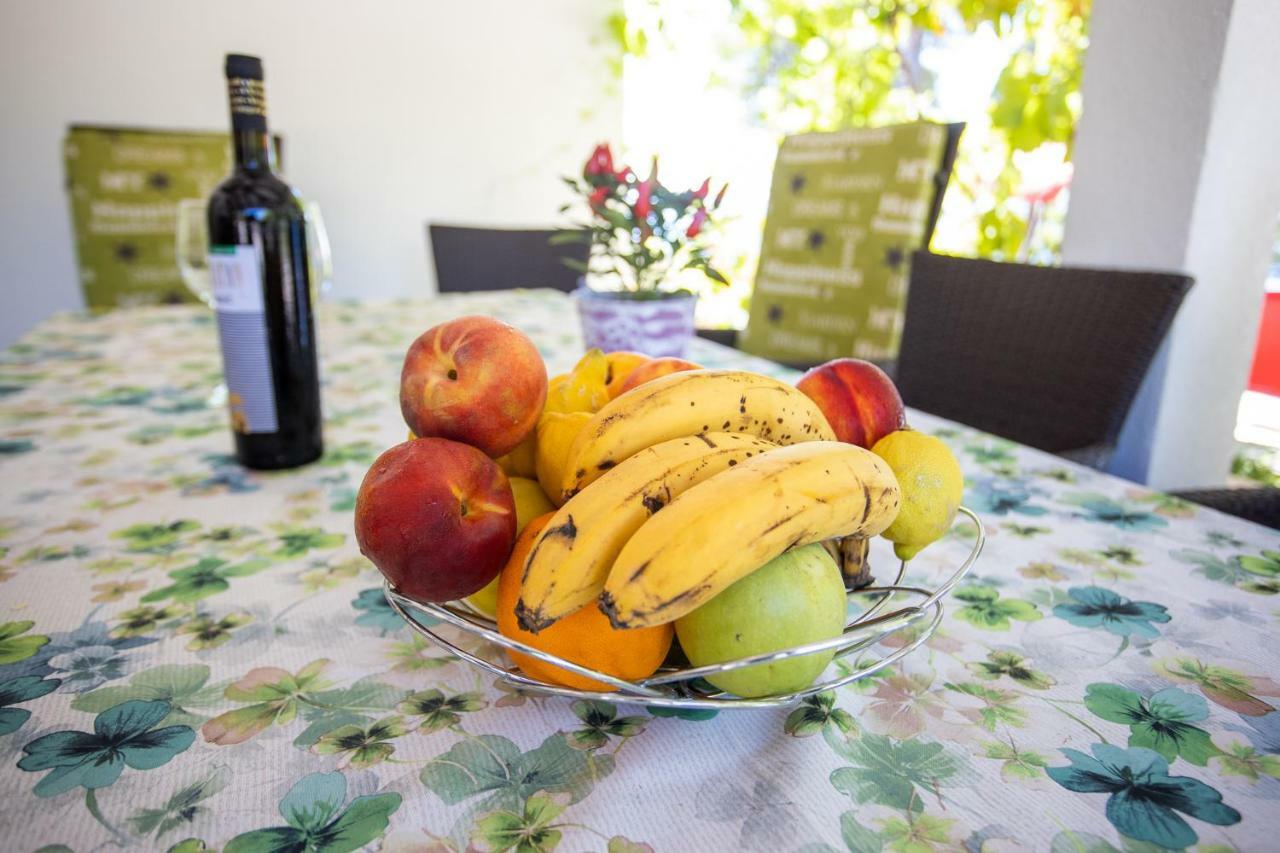 Obiteljska Kuca Za Odmor Futura Villa Milna  Buitenkant foto
