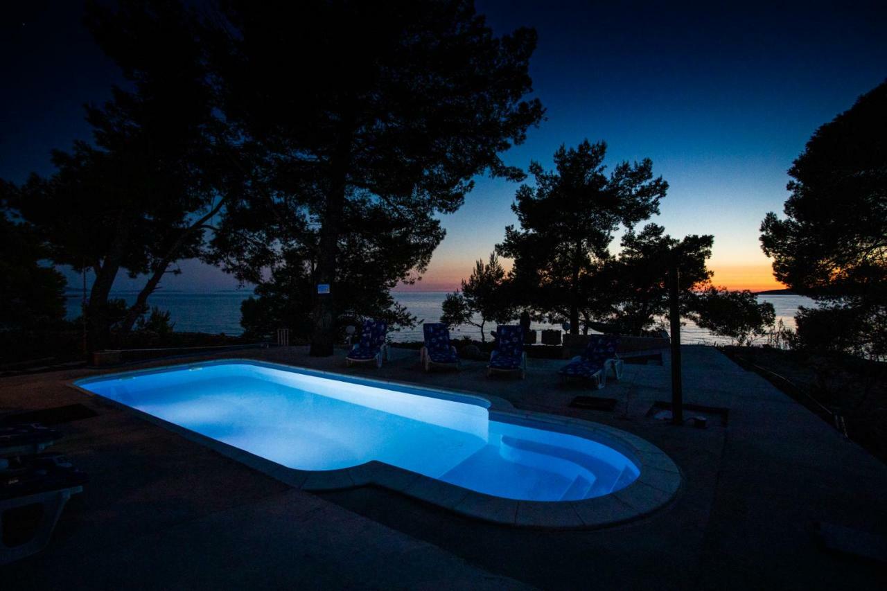 Obiteljska Kuca Za Odmor Futura Villa Milna  Buitenkant foto