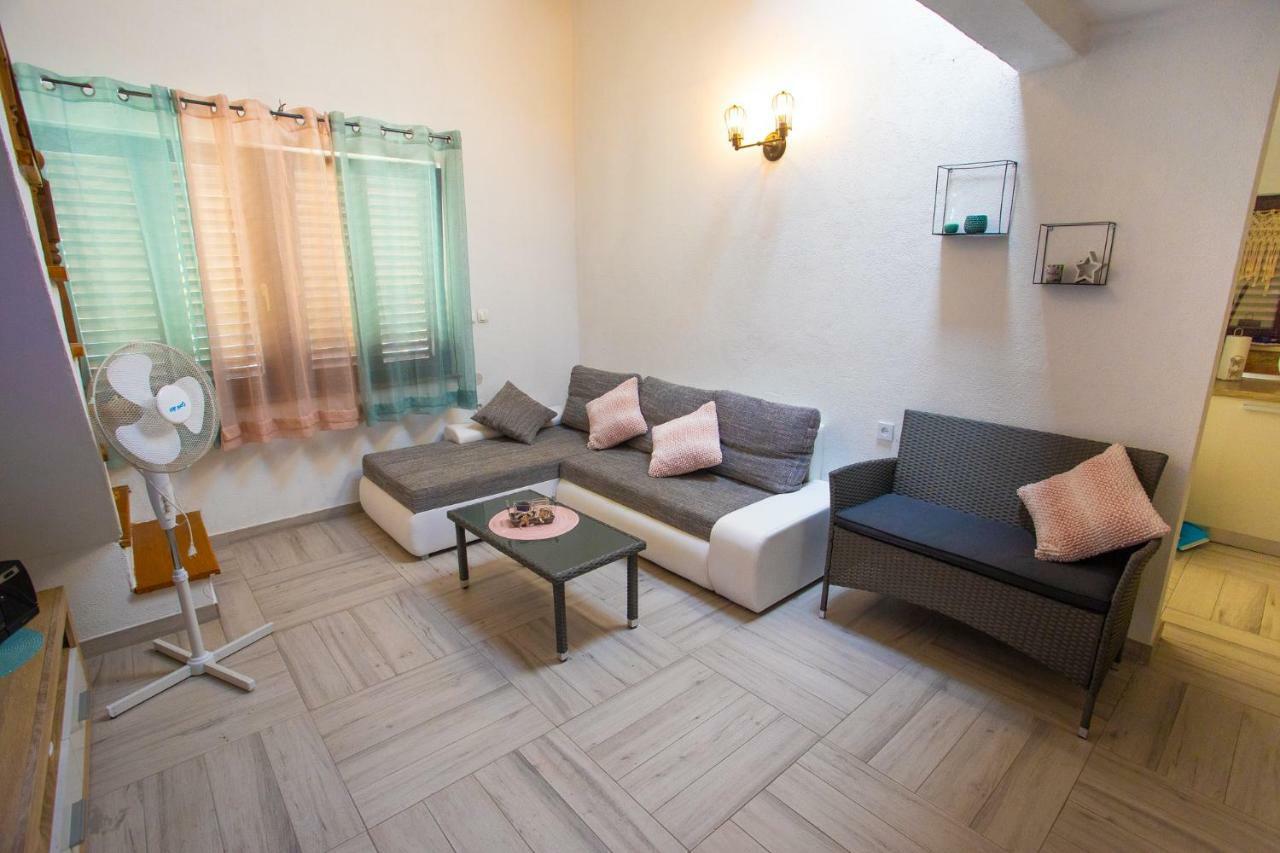 Obiteljska Kuca Za Odmor Futura Villa Milna  Buitenkant foto